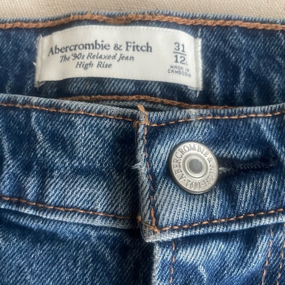 Abercrombie & Fitch High Rise 90s Relaxed Jean - Picture 11 of 16